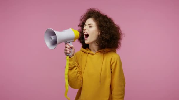 Divertido Peinado Afro Chica Sudadera Con Capucha Hablando Con Megáfono — Vídeos de Stock