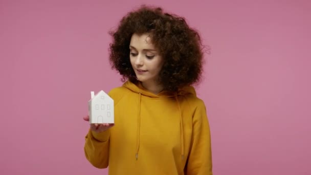 Linda Menina Feliz Penteado Afro Capuz Mantendo Pequena Casa Papel — Vídeo de Stock