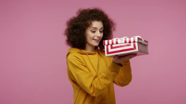 Pozytywna Dziewczyna Afro Fryzurę Kapturze Otwarcie Pudełko Prezent Rozpakowywanie Niespodzianka — Wideo stockowe