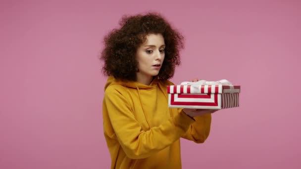 Aufgebrachte Mädchen Afro Frisur Kapuzenpulli Die Geschenkbox Öffnet Geburtstagsgeschenk Auspackt — Stockvideo