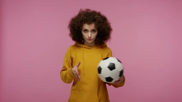 Glückliches Fußballfan Mädchen Mit Afro Frisur Kapuzenpulli Das Mit Dem — Stockvideo