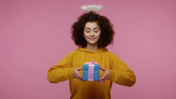 Prendi Questo Regalo Affascinante Ragazza Angelica Afro Acconciatura Con Alone — Video Stock