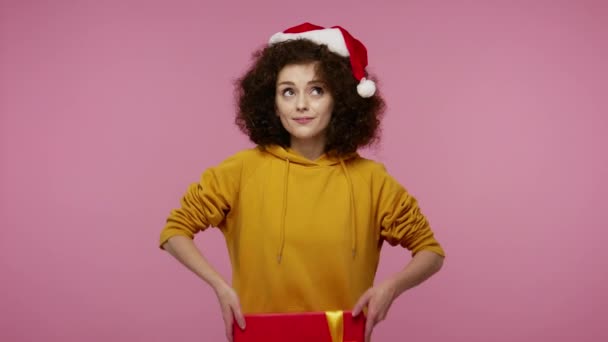 Semestertradition Charmig Flicka Afro Frisyr Santa Hatt Ger Julklapp Till — Stockvideo