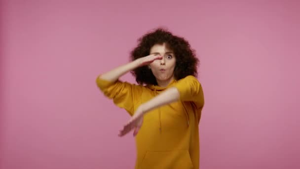 Menina Viva Afro Penteado Vívido Com Capuz Desfrutando Música Festa — Vídeo de Stock