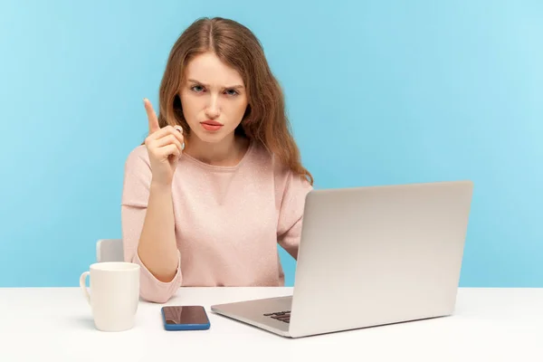 Vorsicht Bossy Strenge Geschäftsfrau Lässiger Kleidung Warnt Mit Mahnender Fingergeste — Stockfoto