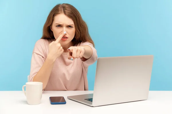 Bent Een Leugenaar Woede Jonge Vrouw Werknemer Zit Het Werk — Stockfoto