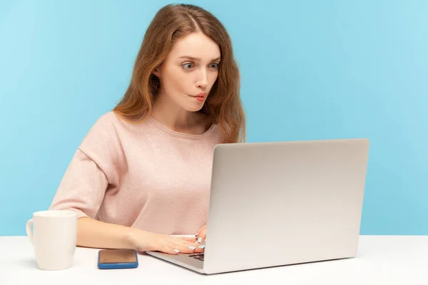 Funny Surprised Woman Employee Looking Laptop Screen Humorous Fish Face — Stock Photo, Image