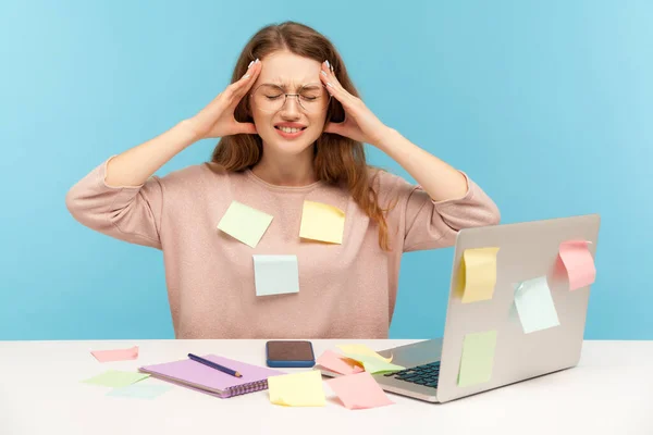 Cansada Fatigada Empleada Con Exceso Trabajo Gafas Cubiertas Notas Adhesivas —  Fotos de Stock