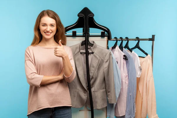 Optimistische Vrouw Mode Stylist Buurt Van Zakelijke Kleding Hangen Plank — Stockfoto