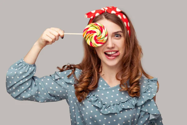 Figlarna Bluzka Falbankami Pokrywająca Oko Słodkimi Spiralnymi Cukierkami Patrząca Kamerę — Zdjęcie stockowe