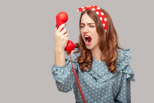 Irritado Pinup Menina Gritando Telefone Auscultador Gritando Repreensão Irritado Pela — Fotografia de Stock