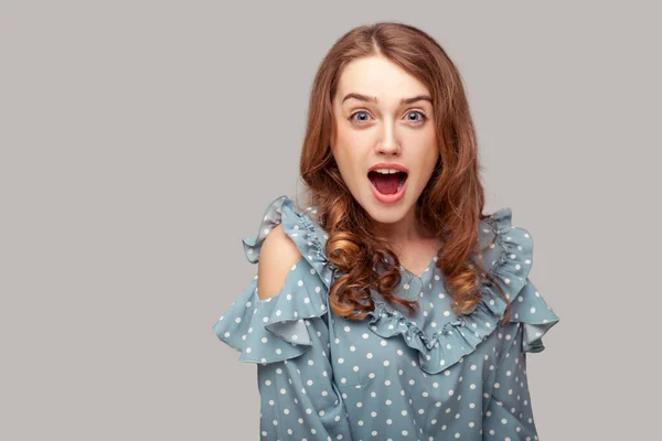 Θεέ Μου Έκπληκτος Ενθουσιασμένος Μελαχρινή Κοπέλα Ruffle Μπλούζα Κοιτάζοντας Κάμερα — Φωτογραφία Αρχείου