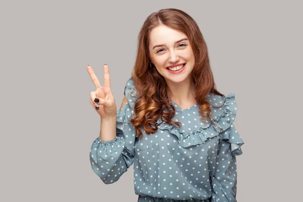 Yimser Neşeli Fırfırlı Kız Bluzu Zafer Barış Jesti Gösteriyor Parmağını — Stok fotoğraf