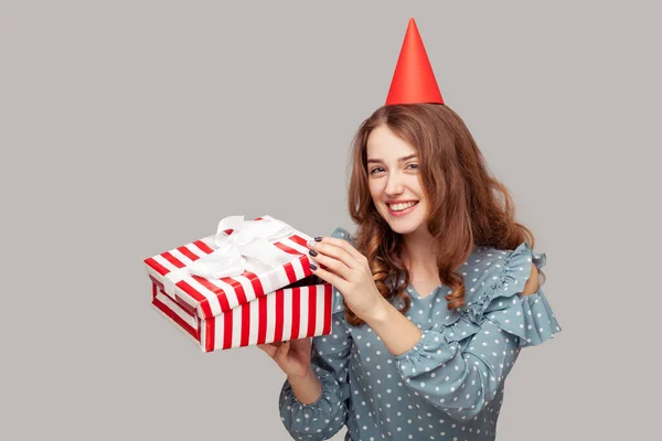 Θετική Όμορφη Κοπέλα Αστείο Καπέλο Κόμμα Άνοιγμα Κουτί Δώρου Κοιτάζοντας — Φωτογραφία Αρχείου