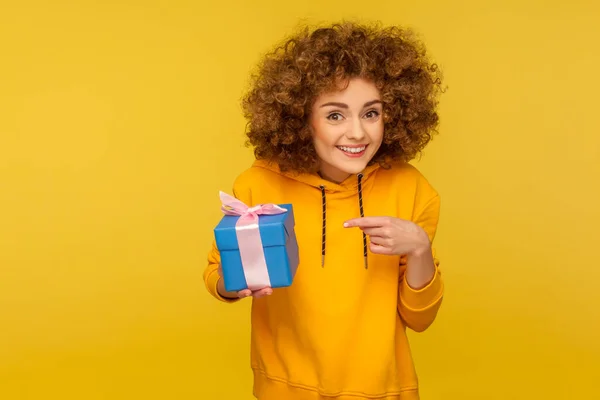 Portret Van Grappige Vrolijke Krullende Vrouw Stedelijke Stijl Hoodie Wijzend — Stockfoto