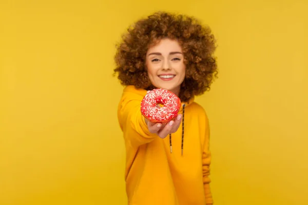 Toma Sobremesa Doce Retrato Feliz Mulher Cabelos Encaracolados Estilo Urbano — Fotografia de Stock