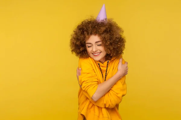 Retrato Egoísta Cabelos Encaracolados Hipster Menina Com Chapéu Cone Engraçado — Fotografia de Stock