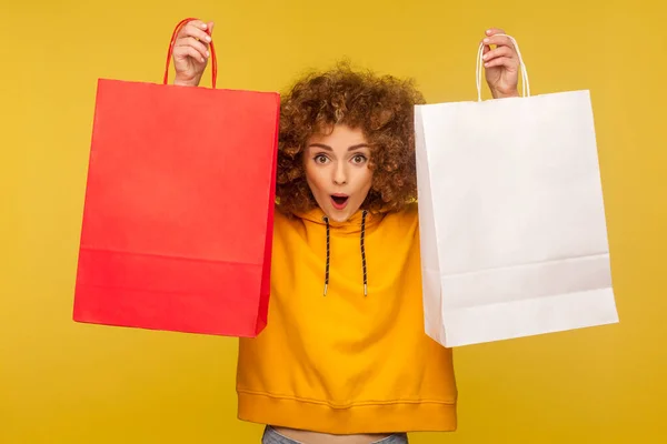 Portrait Shocked Shopper Amazed Curly Haired Girl Hoodie Raising Shopping — Stock Photo, Image