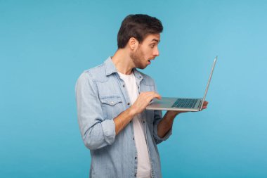 Şok olmuş işçi kot gömlekli adam dizüstü bilgisayarda çalışıyor, e-posta yazıyor ya da internette sörf yapıyor. Çalışan bilgisayar ekranına ve çevrimiçi konferansa şaşırmış görünüyor. Stüdyo çekimi izole