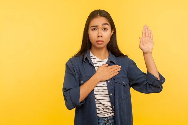 Giuro Ritratto Ragazza Onesta Camicia Jeans Che Presta Giuramento Sacro — Foto Stock