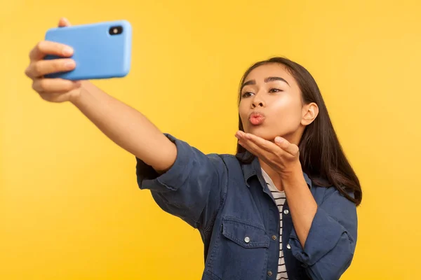 Retrato Linda Menina Bonita Elegante Camisa Jeans Tomando Selfie Falando — Fotografia de Stock