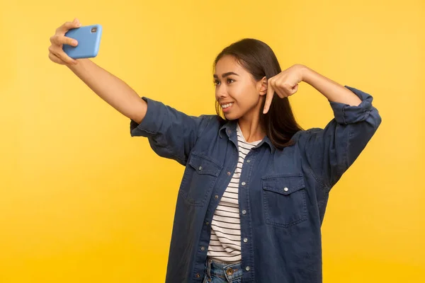 Kot Tişörtlü Selfie Çeken Internete Girip Bloguna Abone Olmak Isteyen — Stok fotoğraf