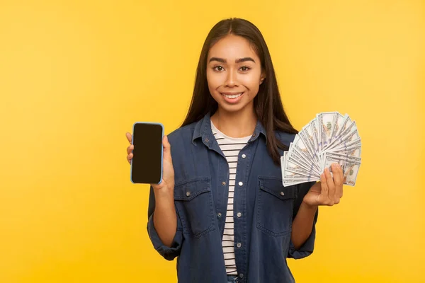 Mobilní Bankovnictví Online Platba Portrét Přátelské Šťastné Dívky Džínové Košili — Stock fotografie