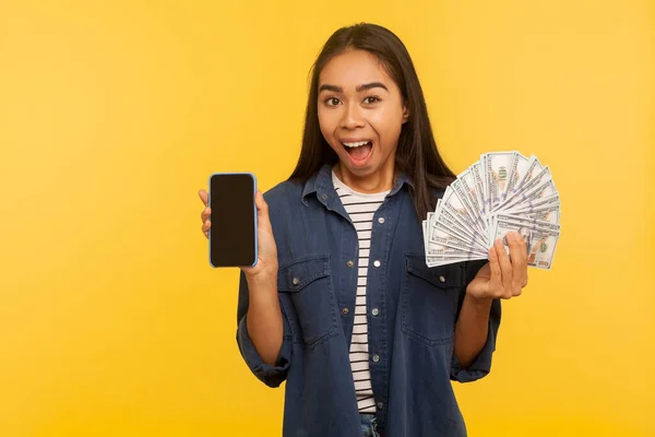 Online Platba Mobilní Bankovnictví Portrét Překvapené Dívky Džínové Košili Dolarovými — Stock fotografie