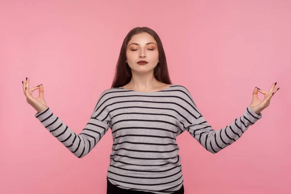 Inre Frid Yoga Meditation Porträtt Lugn Kvinna Randig Tröja Hålla — Stockfoto