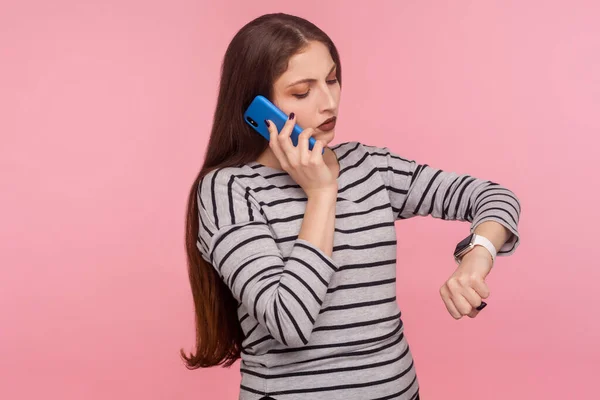 Meşgul Sabırsız Çizgili Tişörtlü Cep Telefonuyla Konuşan Kol Saatine Bakan — Stok fotoğraf