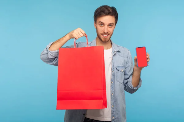 Elinde Alışveriş Çantaları Cep Telefonu Olan Yakışıklı Bir Adam Nternetteki — Stok fotoğraf