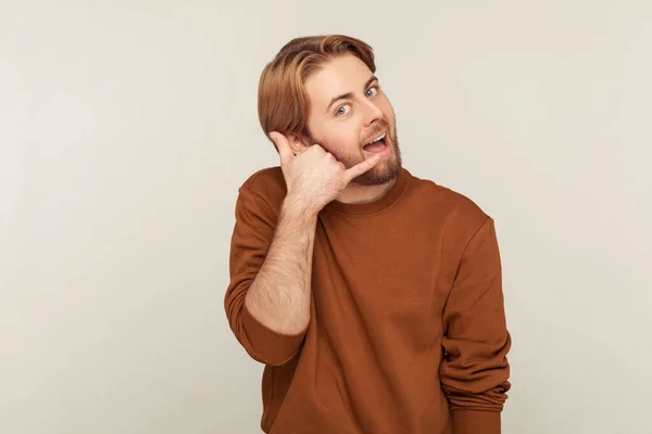 Liga Retrato Homem Bonito Alegre Com Barba Camisola Segurando Gesto — Fotografia de Stock