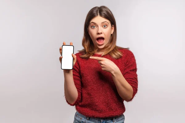 Wow Schauen Sie Sich Die Mobile Werbung Erstaunlich Schockierte Frau — Stockfoto