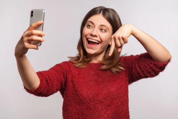 Portræt Smilende Blogger Pige Shaggy Sweater Gør Videoopkald Mobiltelefon Peger - Stock-foto