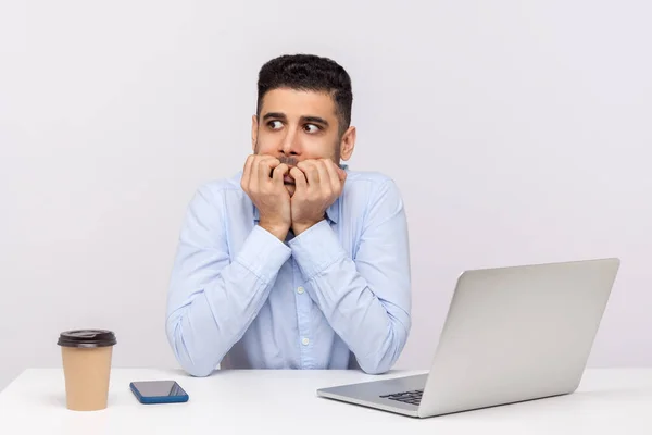 Funcionário Nervoso Assustado Sentado Local Trabalho Escritório Com Laptop Café — Fotografia de Stock