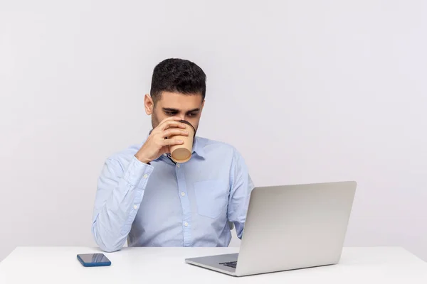 Empleado Joven Elegante Ocupado Sentado Lugar Trabajo Oficina Trabajando Ordenador — Foto de Stock