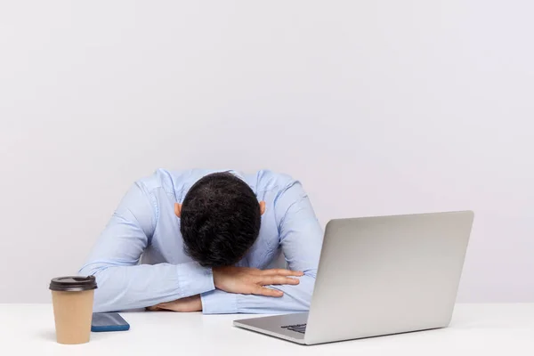 Hombre Cansado Molesto Empleado Oficina Acostado Mesa Durmiendo Lugar Trabajo — Foto de Stock