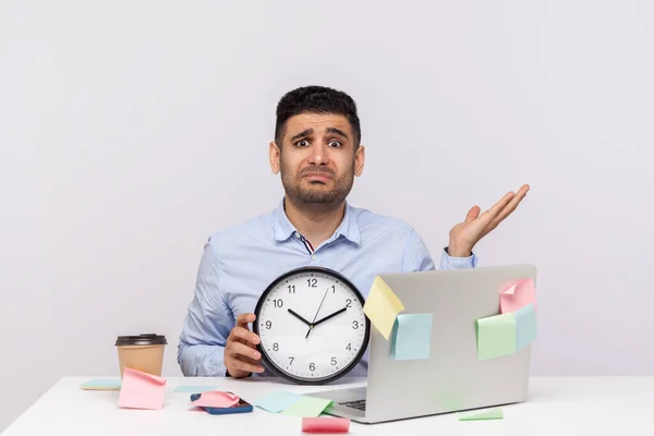 Trabajo Horas Extras Empleado Cansado Infeliz Sentado Lugar Trabajo Oficina — Foto de Stock