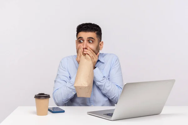 Funcionário Assustado Sentado Local Trabalho Escritório Com Laptop Exalando Inalando — Fotografia de Stock