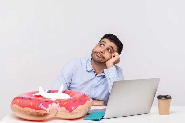 Uomo Dipendente Guardando Espressione Sognante Pensando Viaggiare Mentre Seduto Ufficio — Foto Stock