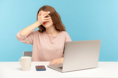 İşyerinde dizüstü bilgisayarlı ve casusluk yapan meraklı kadın çalışanlar, ilgilendikleri için parmaklarıyla işyerindeki gizli dedikodulara bakıyorlar. Mavi arka planda kapalı stüdyo çekimleri