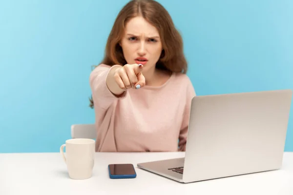 Ehi Irritata Donna Affari Arrabbiata Abiti Casual Puntando Dito Verso — Foto Stock