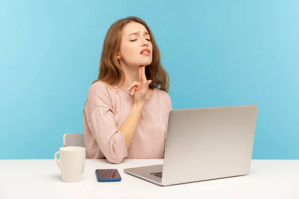 Uccidimi Prego Donna Dipendente Depressa Spingendo Pistola Dito Testa Mentre — Foto Stock