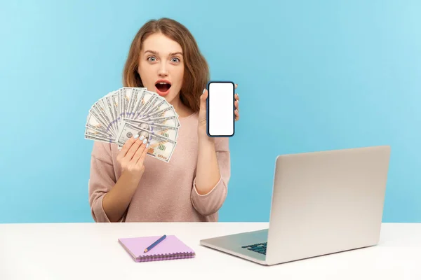 Internet Earnings Online Payment Amazed Woman Freelancer Sitting Workplace Holding — Stock Photo, Image