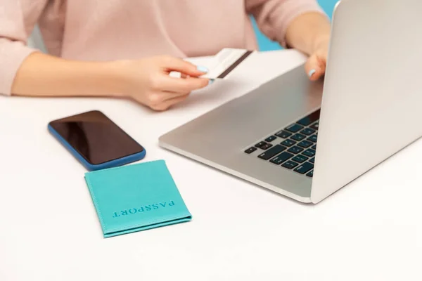 Nahaufnahme Einer Frau Die Kreditkarten Und Passdaten Auf Ihrem Laptop — Stockfoto