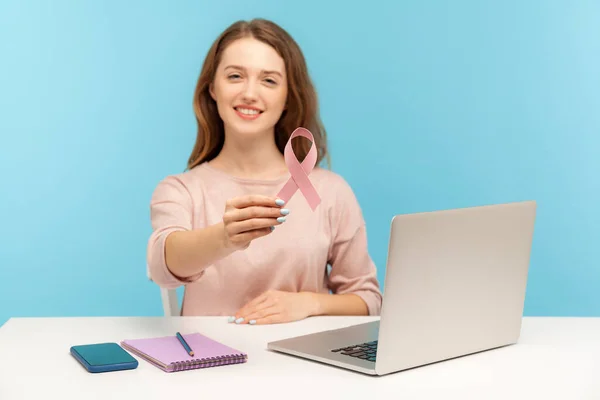 Optimistische Mooie Vrouw Vrijwilliger Manager Zittend Werkplek Met Laptop Met — Stockfoto