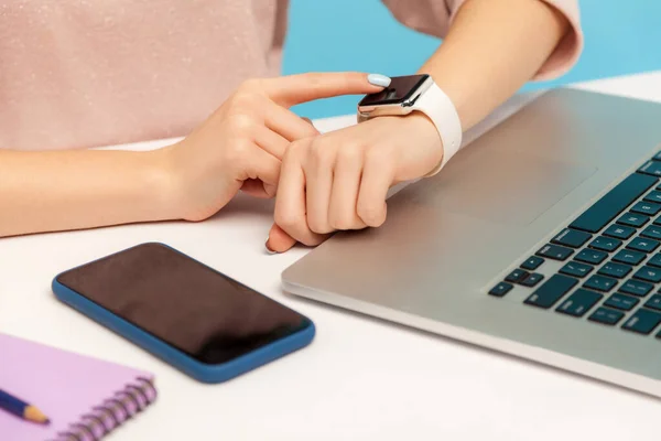 Primer Plano Empleada Mirando Reloj Inteligente Mano Mientras Trabaja Computadora — Foto de Stock