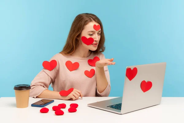 Erstaunliche Frau Sitzt Mit Aufkleber Liebe Herzen Bedeckt Und Senden — Stockfoto