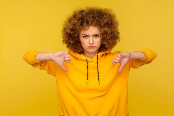 Afkeer Portret Van Ontevreden Gefrustreerde Krullende Vrouw Stedelijke Stijl Hoodie — Stockfoto