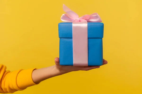 Closeup Mão Segurando Caixa Presente Azul Com Decoração Fita Rosa — Fotografia de Stock